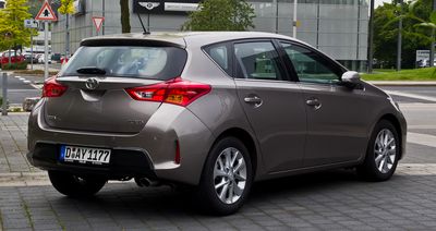 Автостекла Toyota Auris II c установкой в Москве